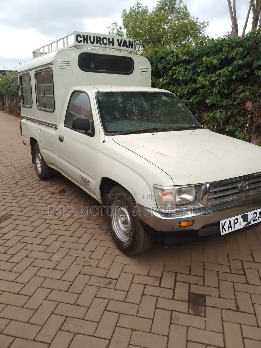 Toyota Hilux 2001 White