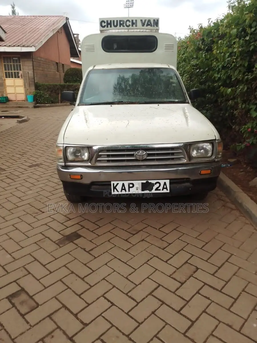 Toyota Hilux 2001 White