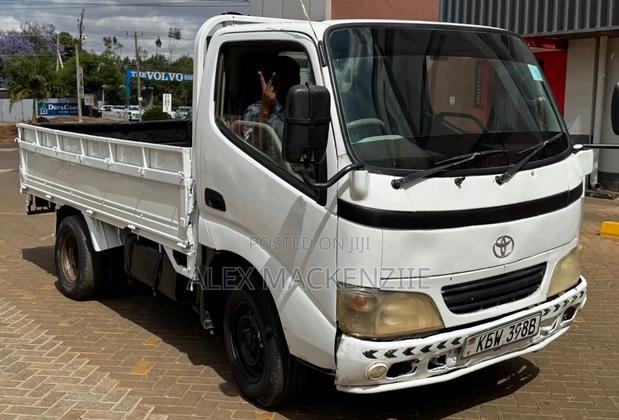 TToyota Dyna - thumbnail 2