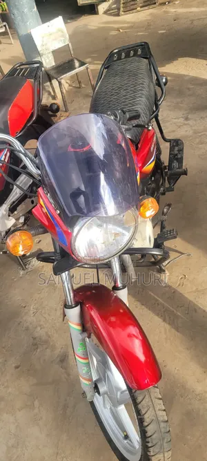 Bajaj Boxer 125 2025 Red
