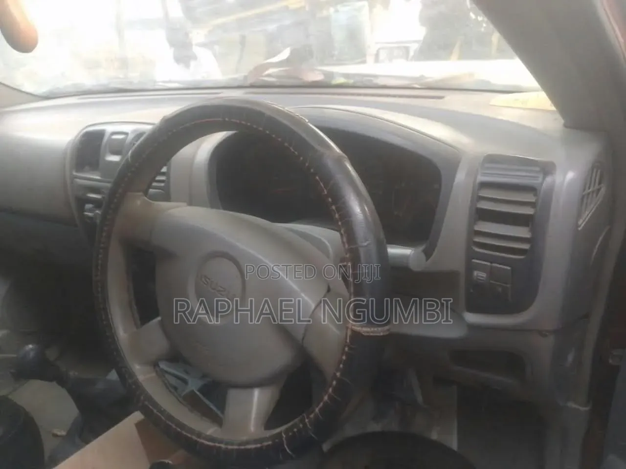 Isuzu D-MAX 2011 Maroon