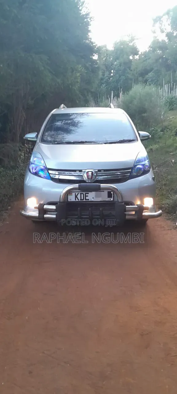 Toyota ISIS 2014 Silver