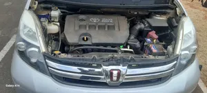 Toyota ISIS 2014 Silver