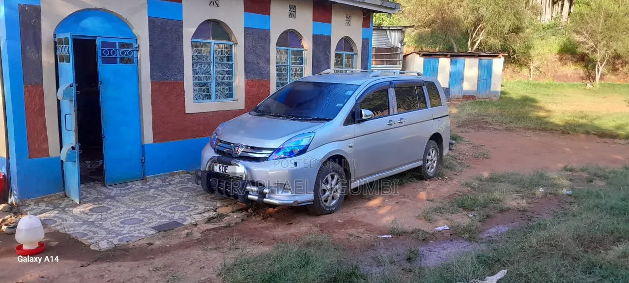 Toyota ISIS 2014 Silver