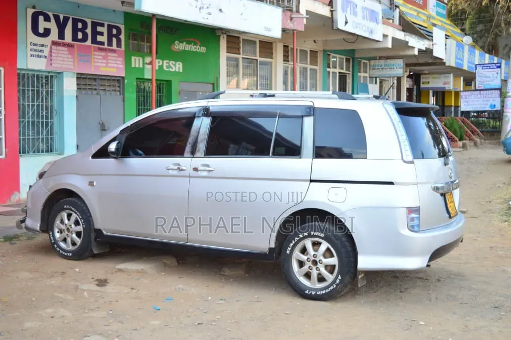 Toyota ISIS 2014 Silver