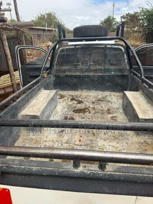 Toyota Hilux 2003 White