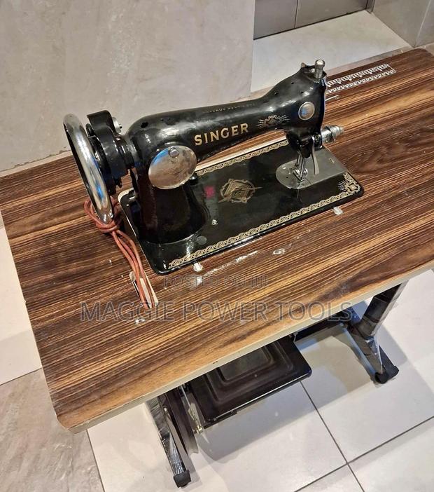 Singer Sewing Machine / Singer Sewing Machine - main view