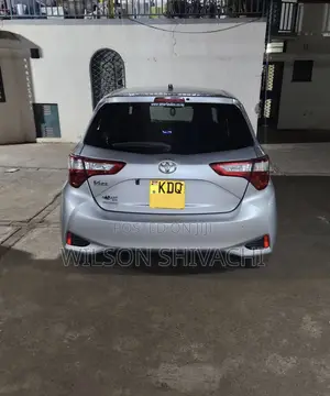 Toyota Vitz 2017 Silver