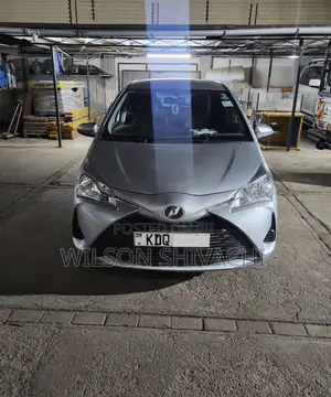 Toyota Vitz 2017 Silver