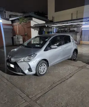 Toyota Vitz 2017 Silver