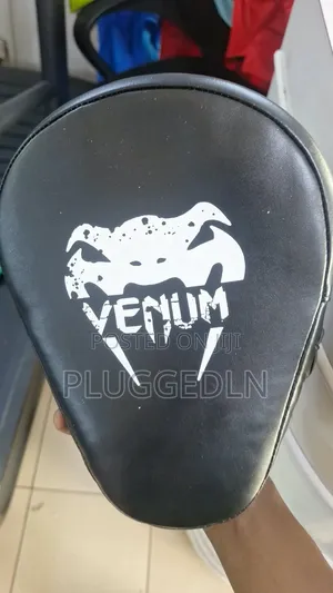 Venum Light Focus Mitt (Boxing/Martial Arts Punch Mitt)