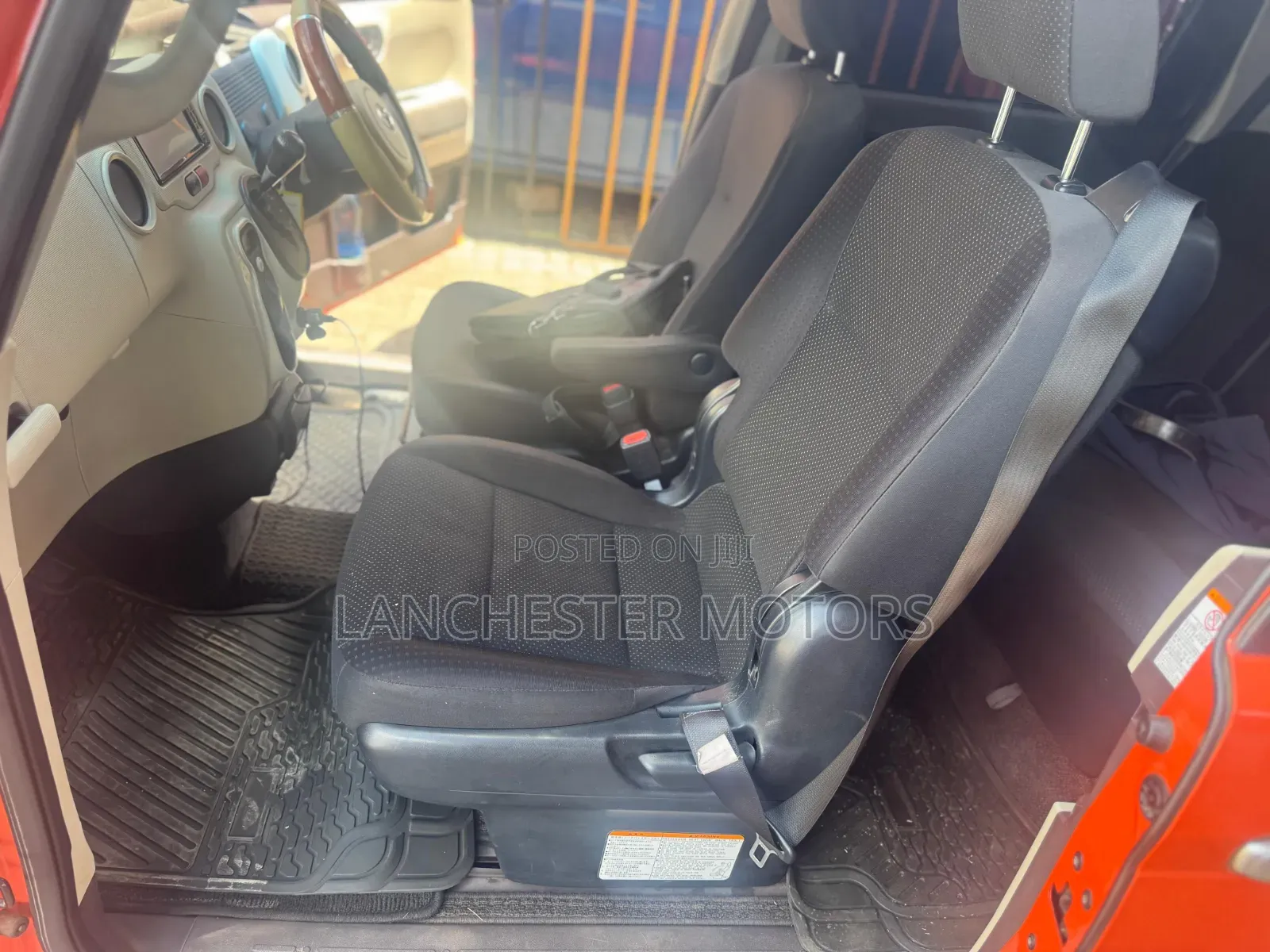 Toyota Porte 2017 Orange