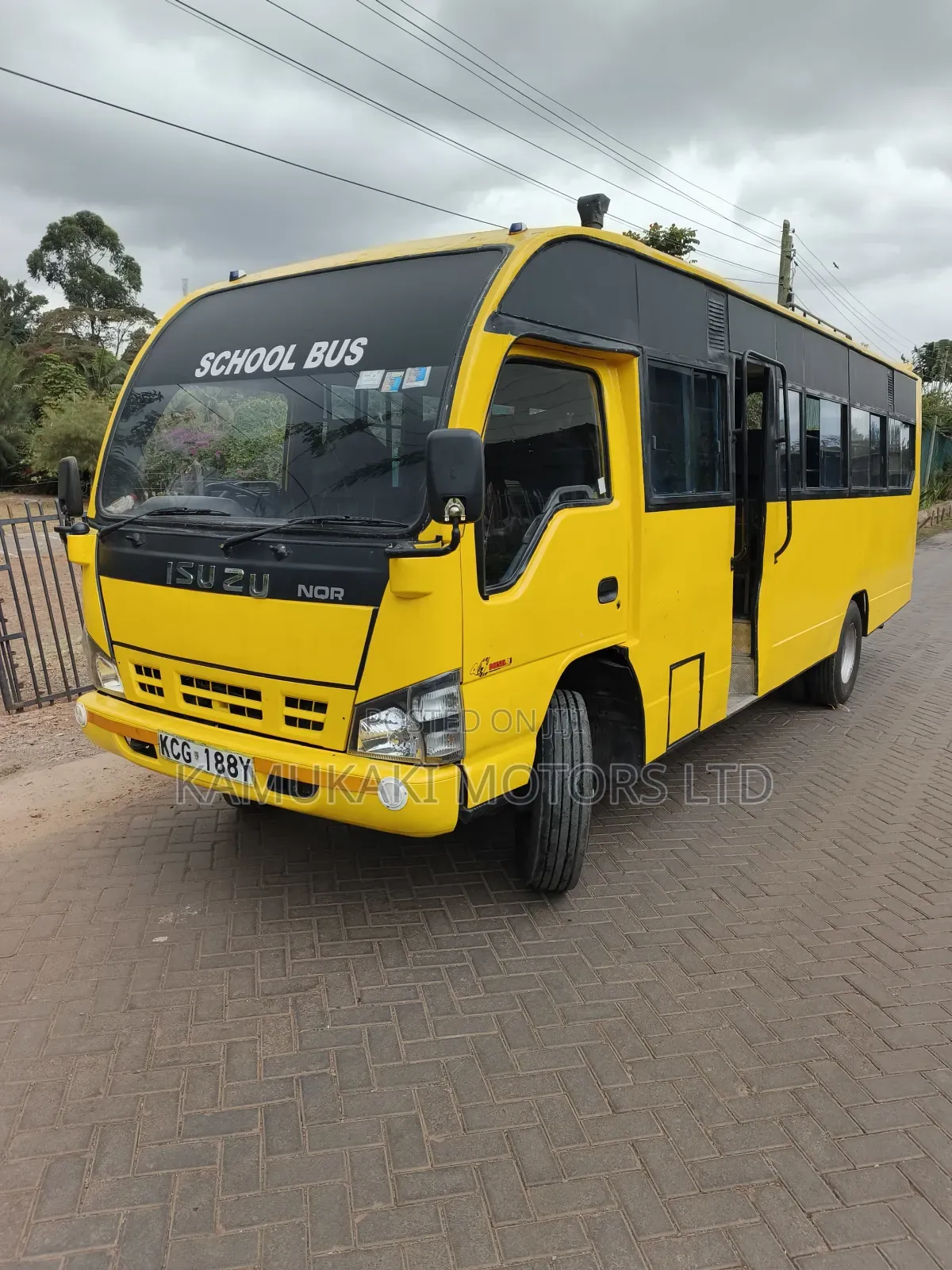 Isuzu NQR 2015 Yellow