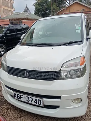 Toyota Voxy X 2WD 8-Seater 2001 White