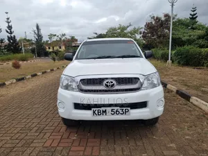 Toyota Hilux 2010 White