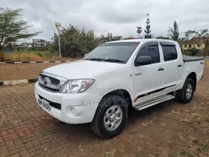 Toyota Hilux 2010 White