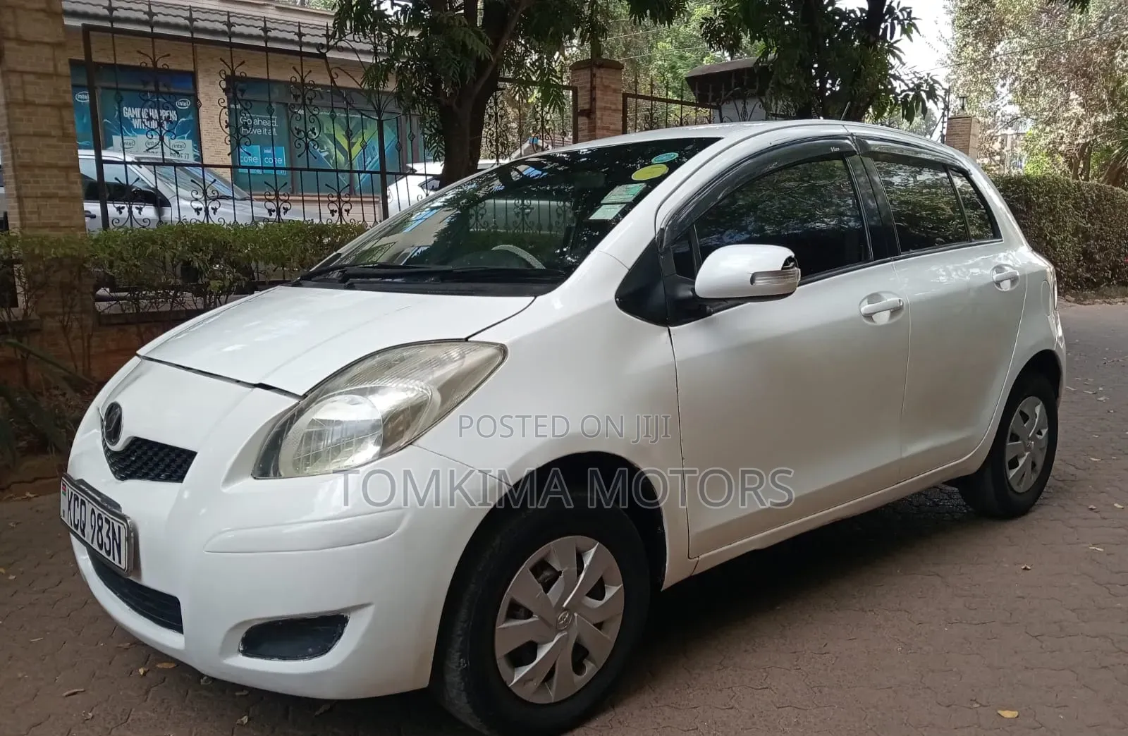 Toyota Vitz 2011 White