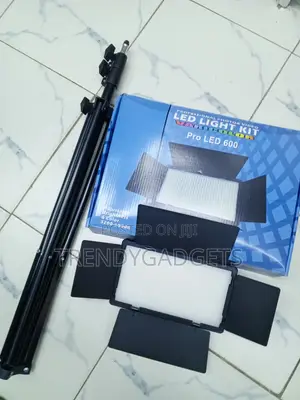 U600 LED Studio Fill Light With Tripod Stand