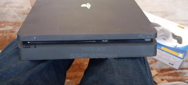 Playstation 4 Slim - thumbnail 2