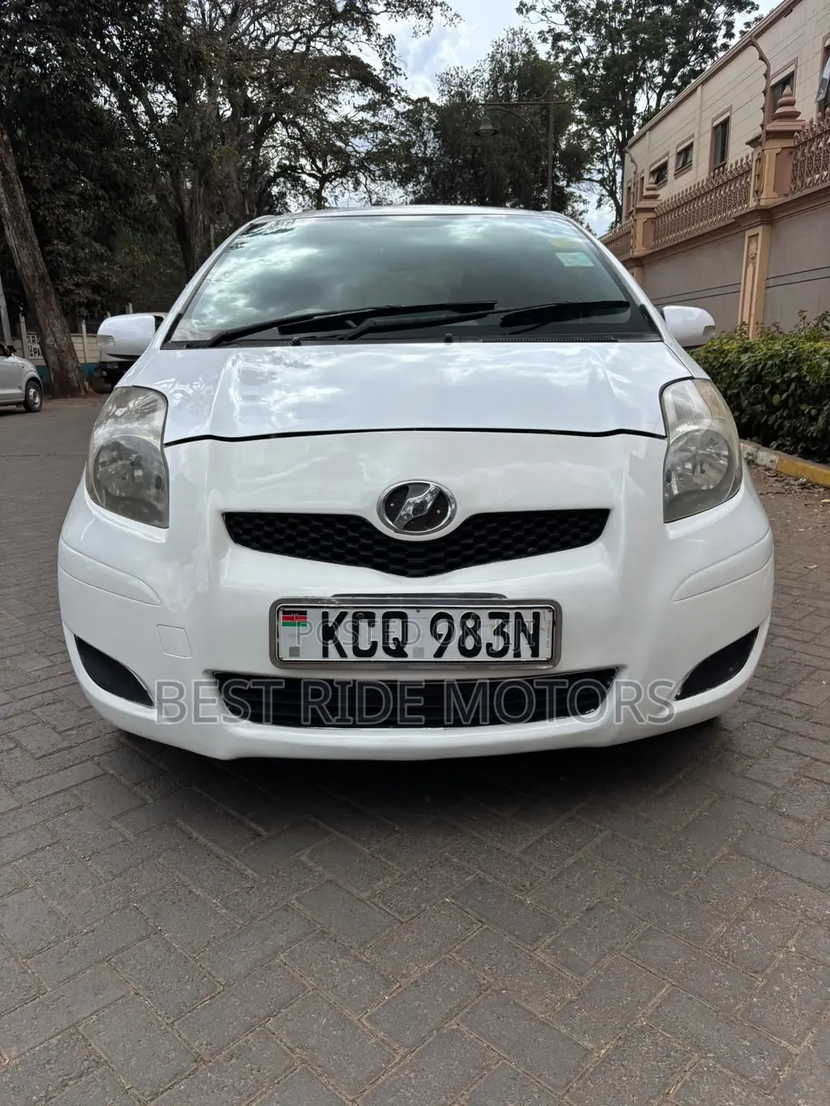 Toyota Vitz 2010 White