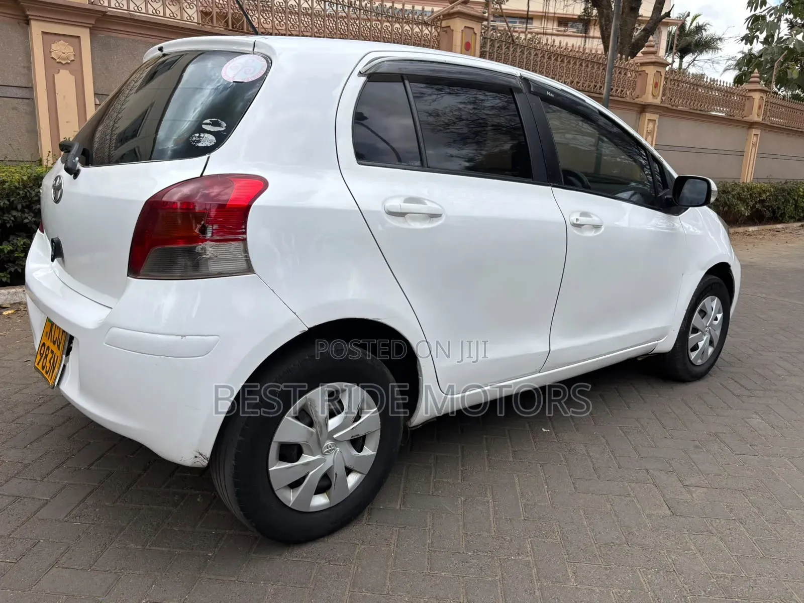 Toyota Vitz 2010 White