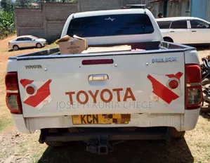 Toyota Hilux 2008 White