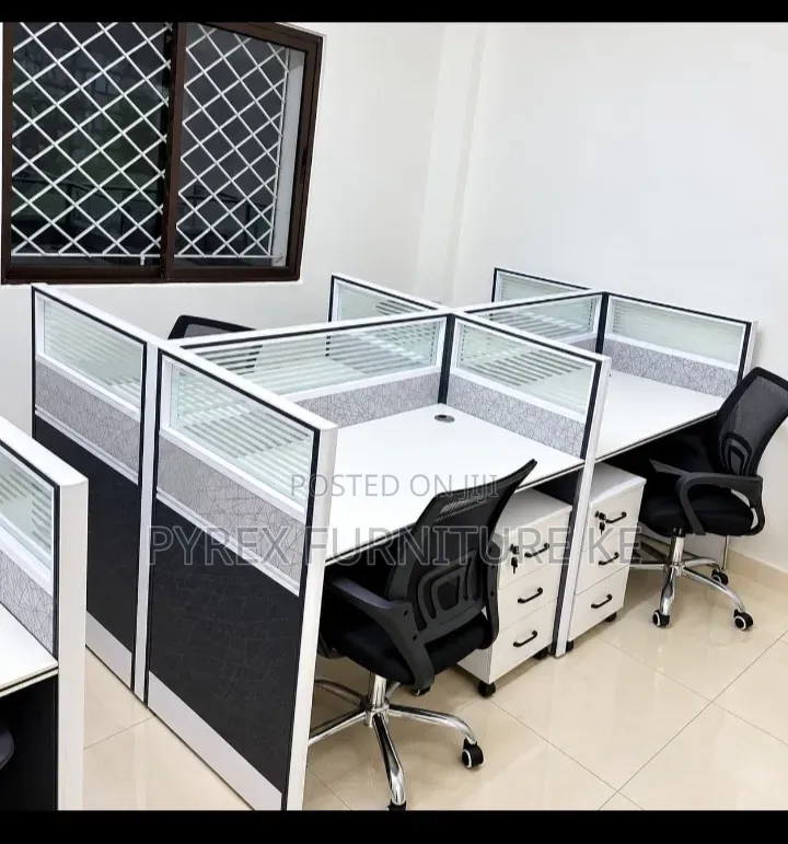4 Way Modern Work Station Plus Mesh Chairs