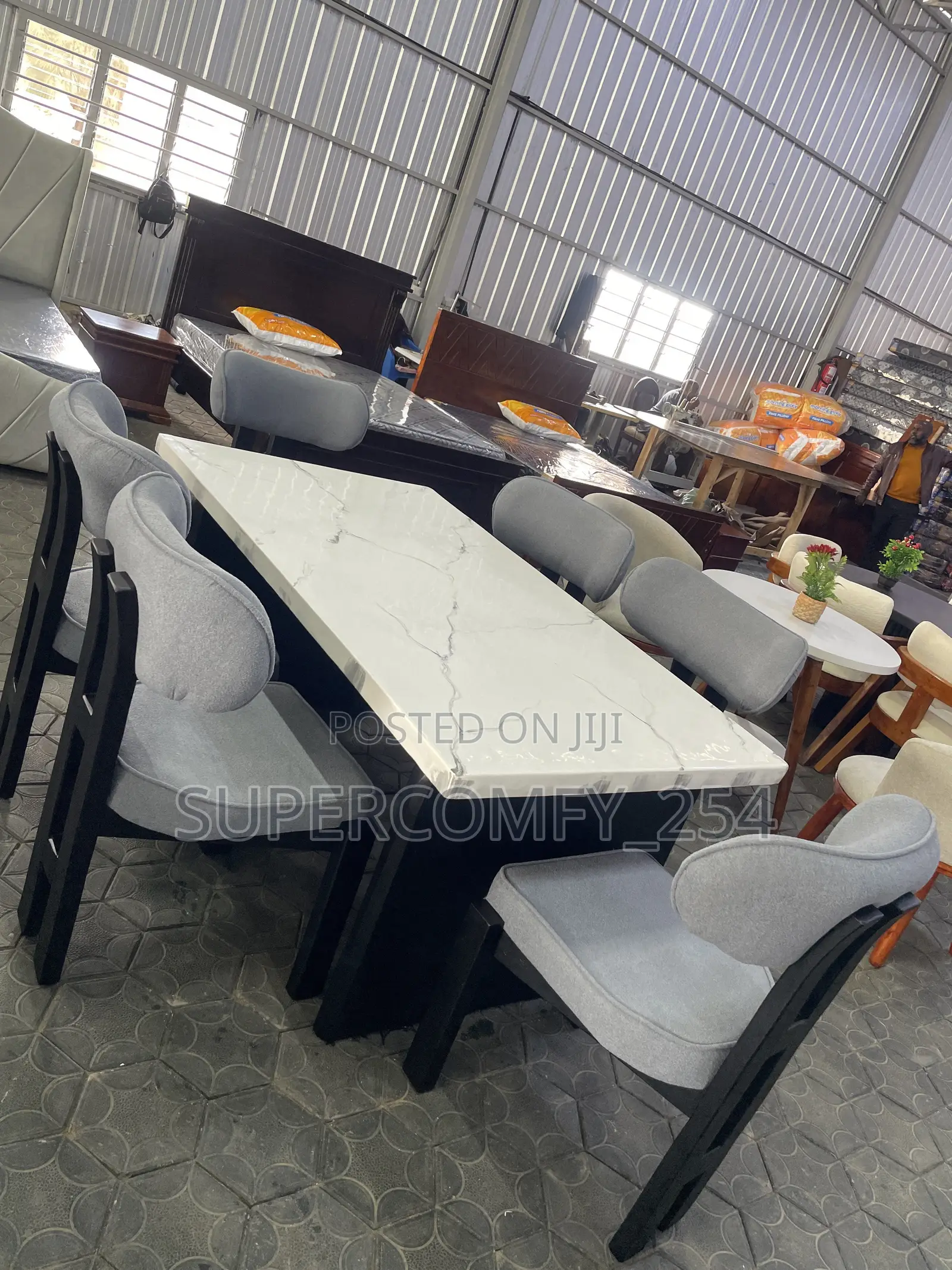 A Top Marble Modern Yara Dining Set