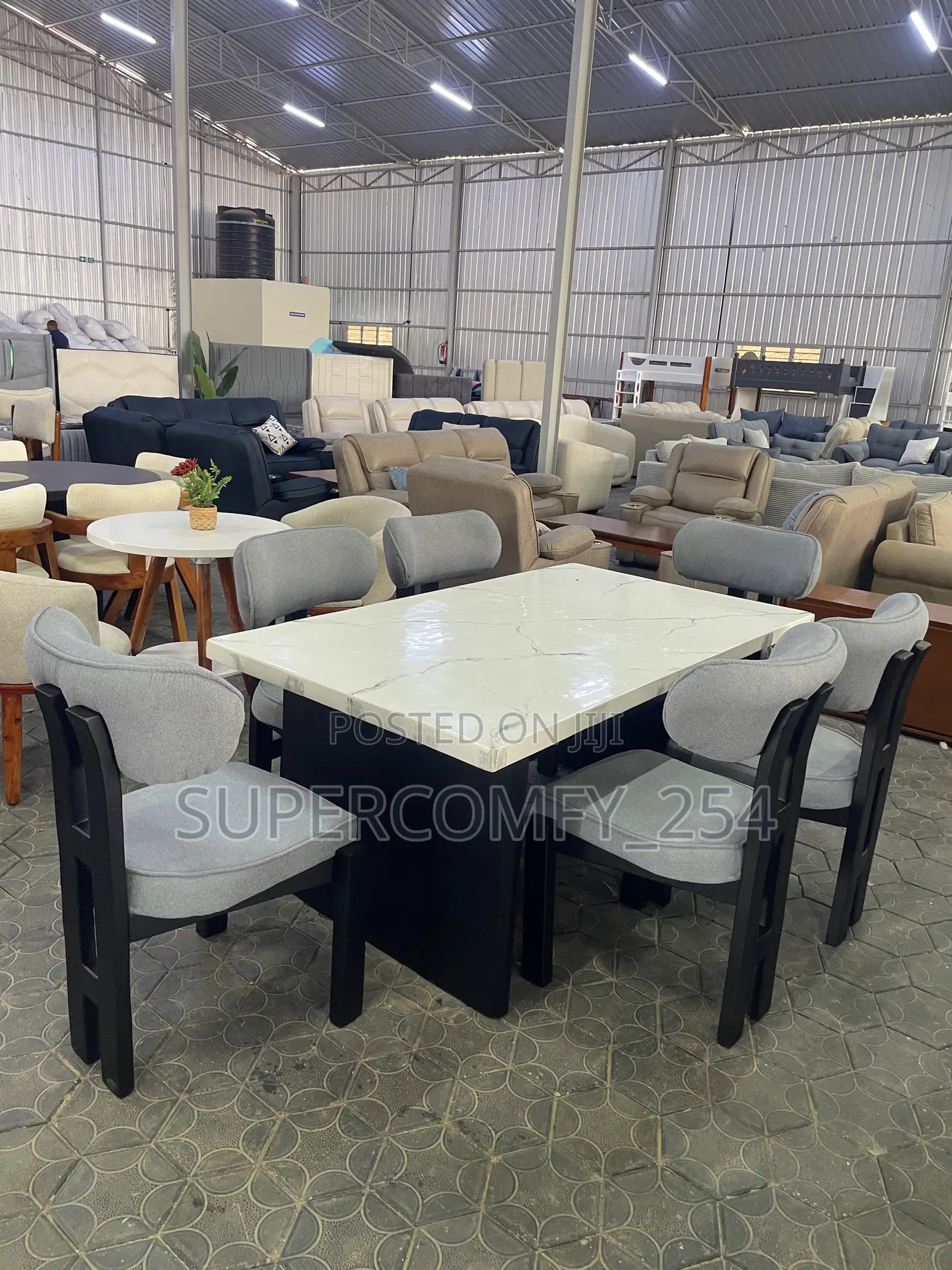 A Top Marble Modern Yara Dining Set
