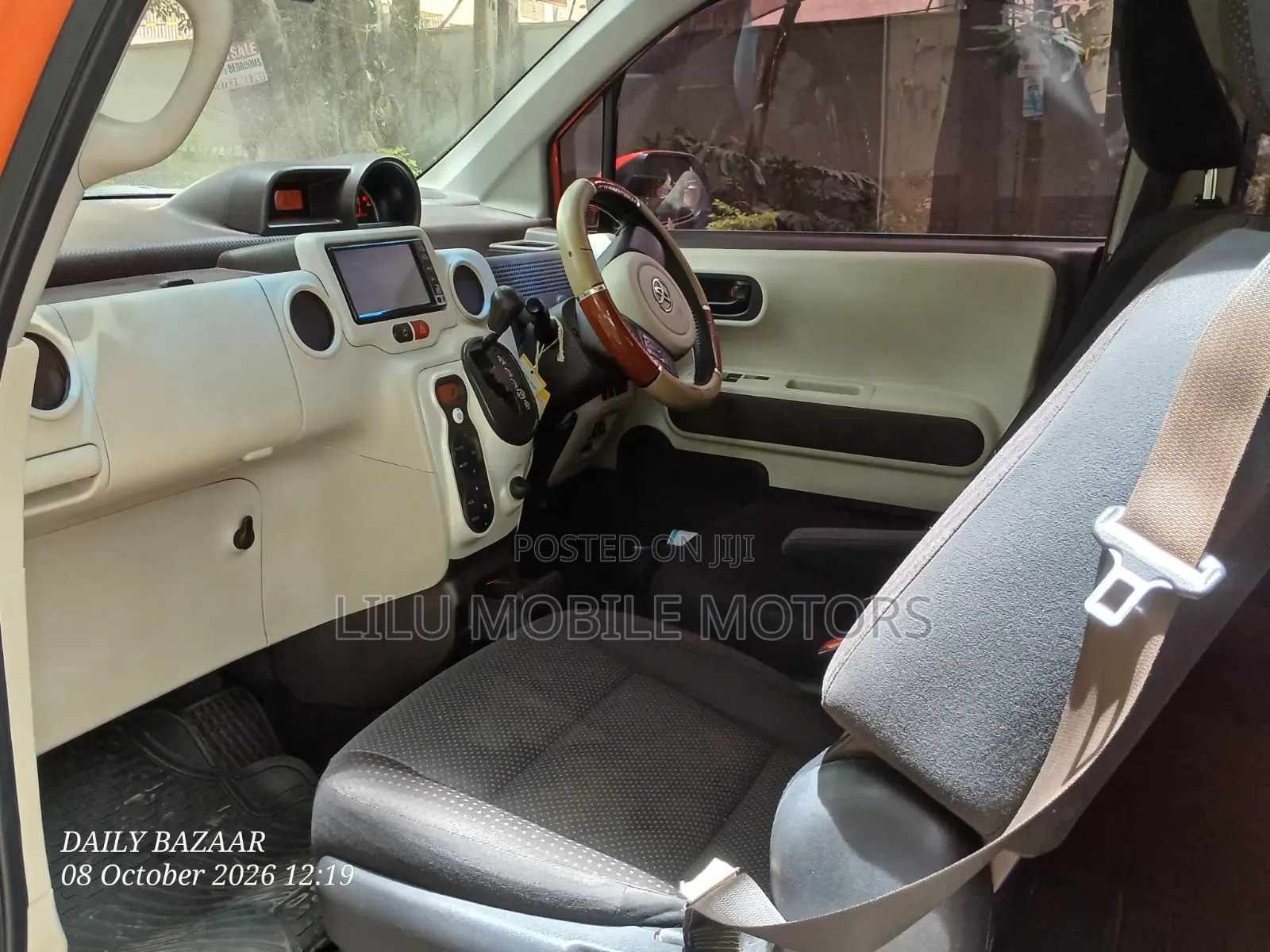 Toyota Porte 2017 Orange