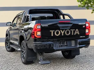 Toyota Hilux 2021 Matt Black