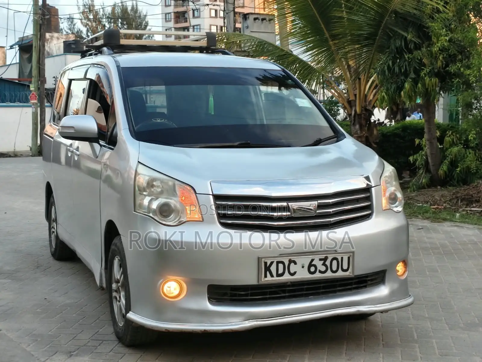 Toyota Noah 2013 Silver