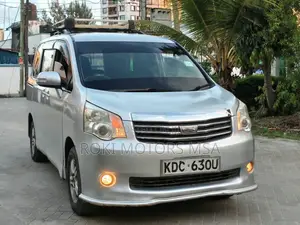 Toyota Noah 2013 Silver