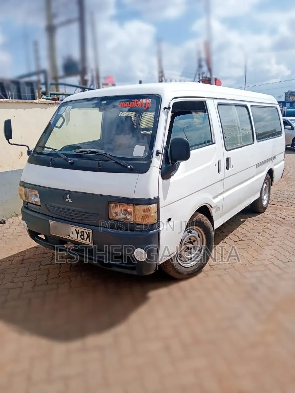 Mitsubishi L300 2006 White