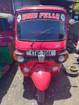 Piaggio 2023 Red