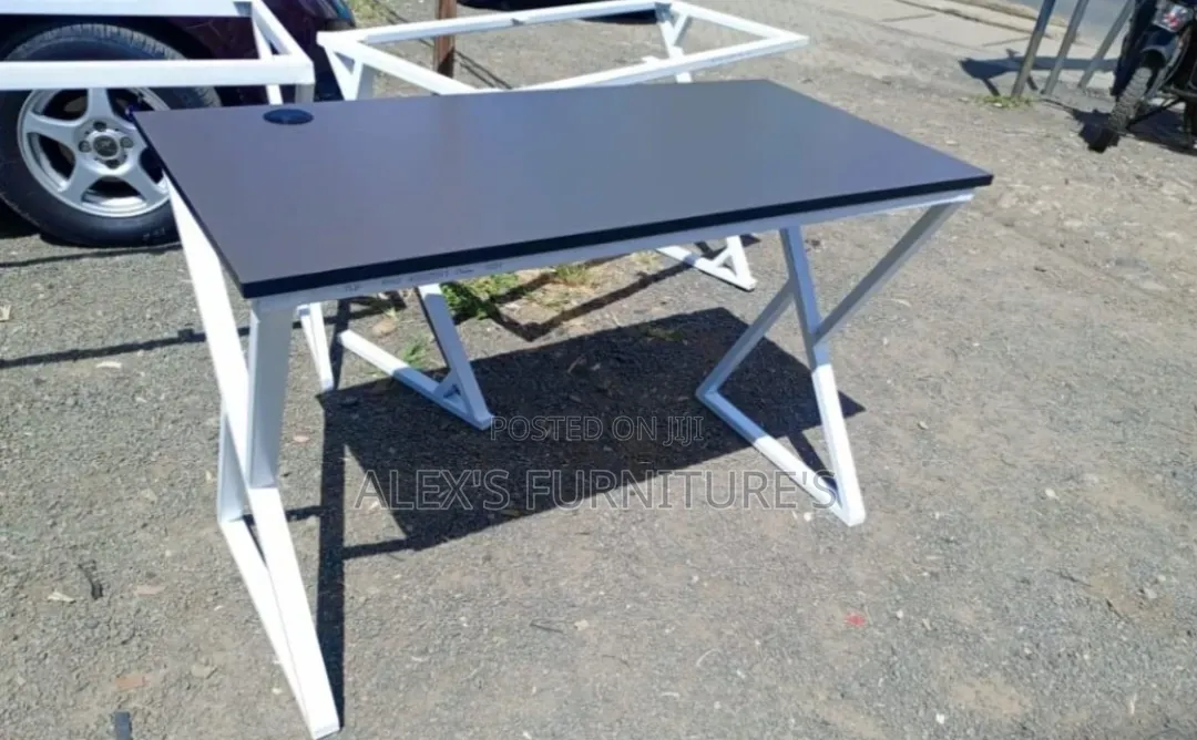 Headrest Office Chairs With Metallic Study Desk