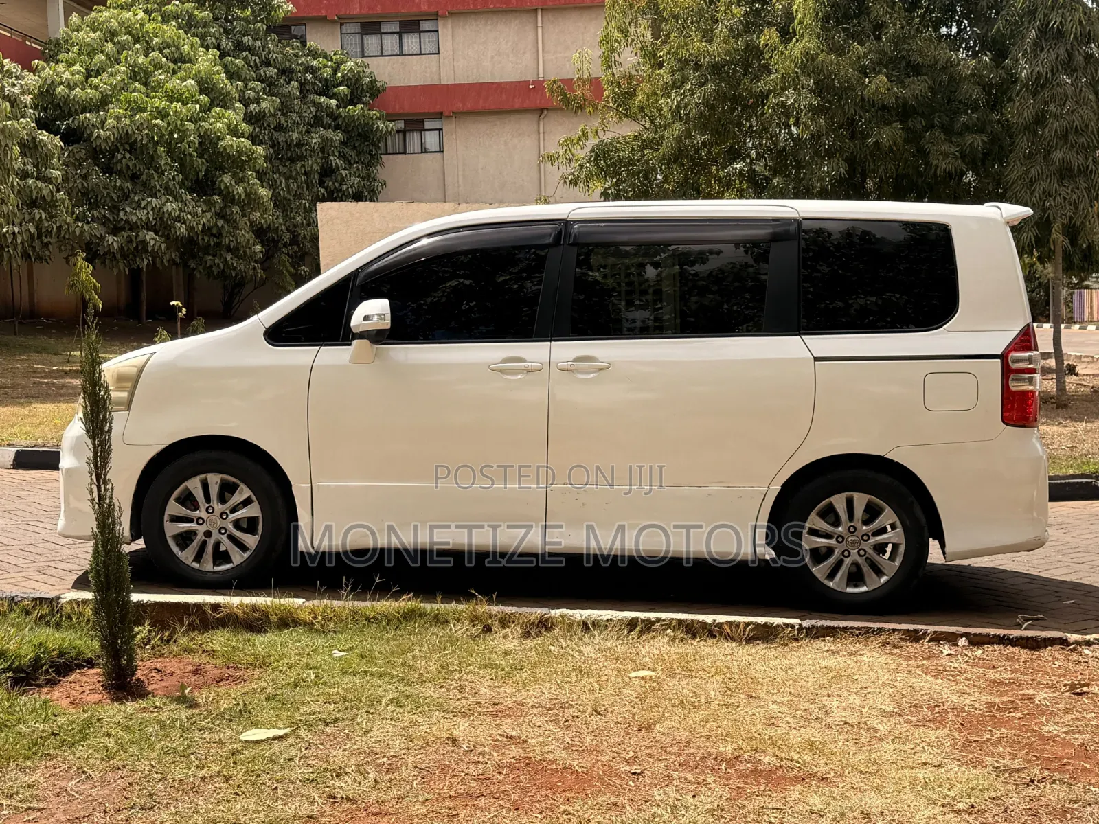 Toyota Noah 2011 White