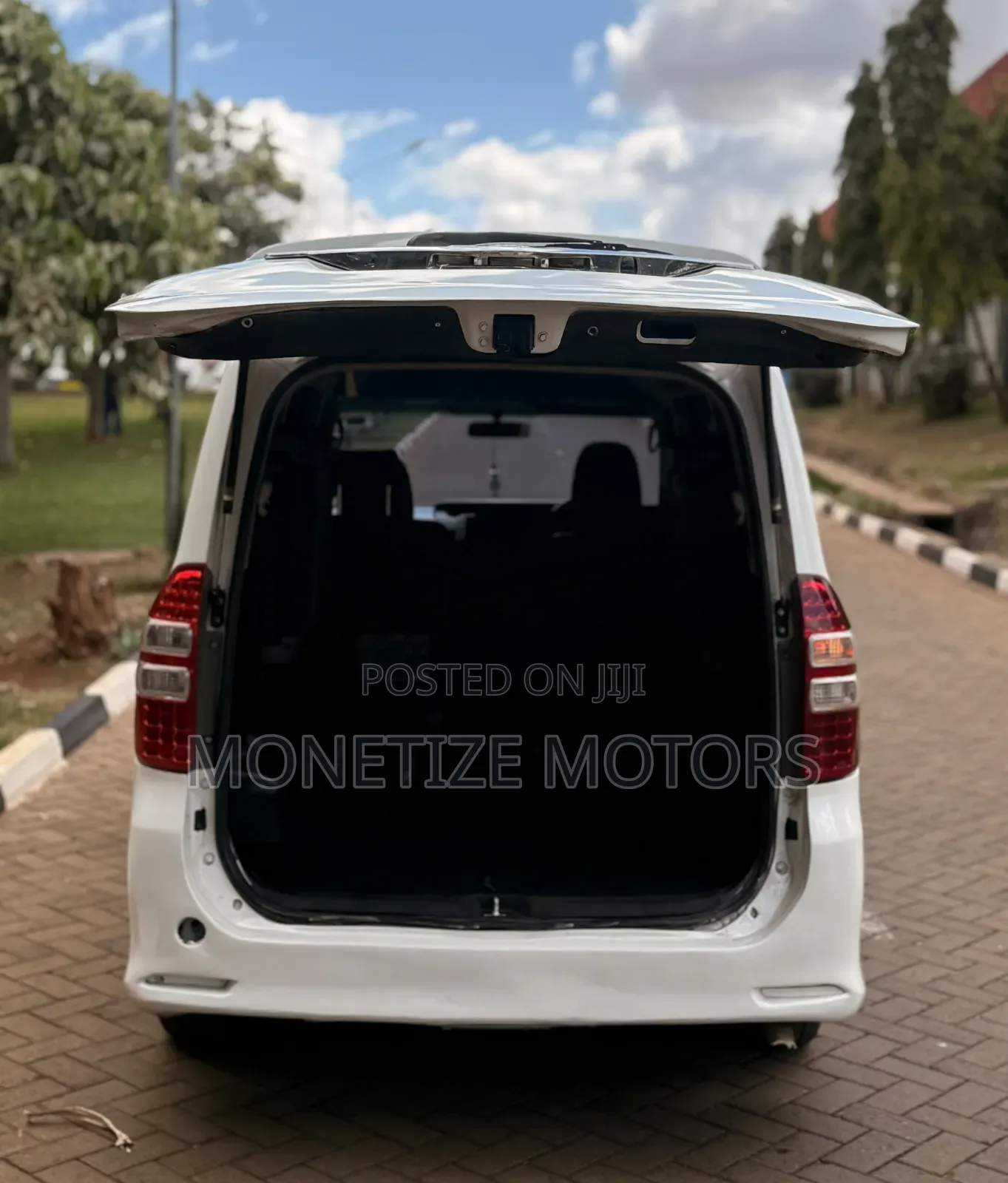 Toyota Noah 2011 White