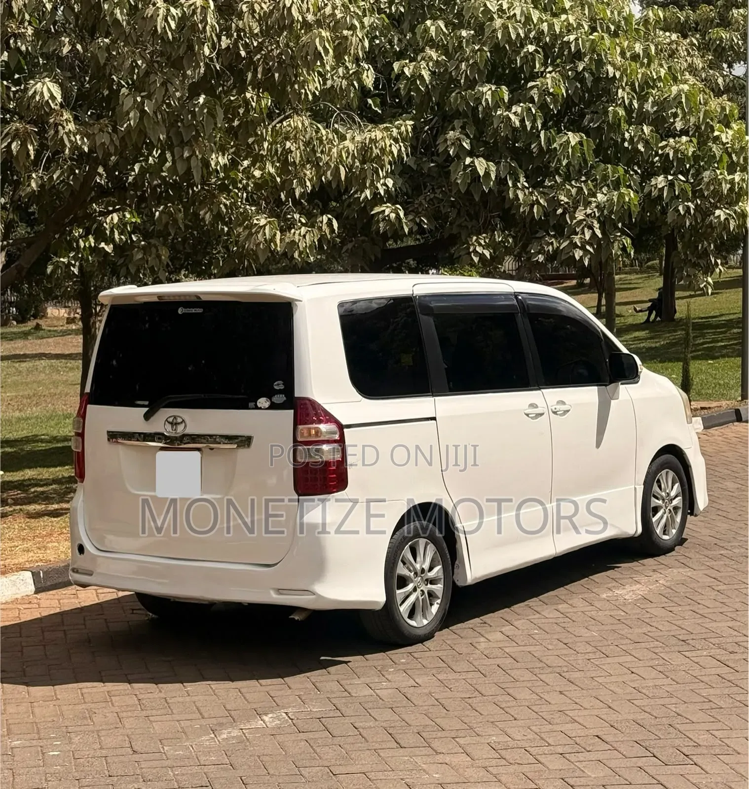 Toyota Noah 2011 White