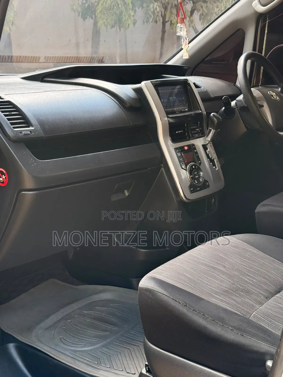 Toyota Noah 2011 White