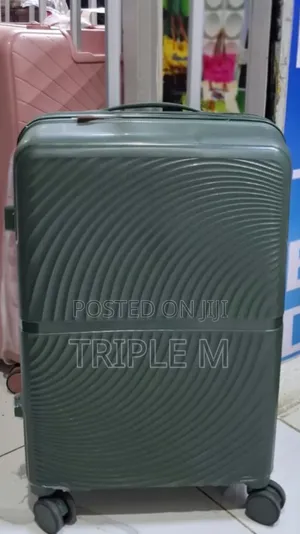 Large 72cm Travel Suitcase – 360° Spinning Wheels | Durable Design