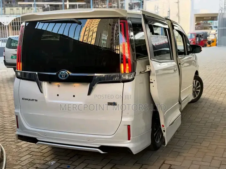 Toyota Esquire 2020 Off white