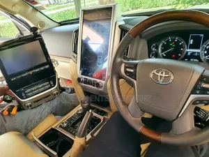 Toyota LandCruiser Lc300 Tesla Style Screen