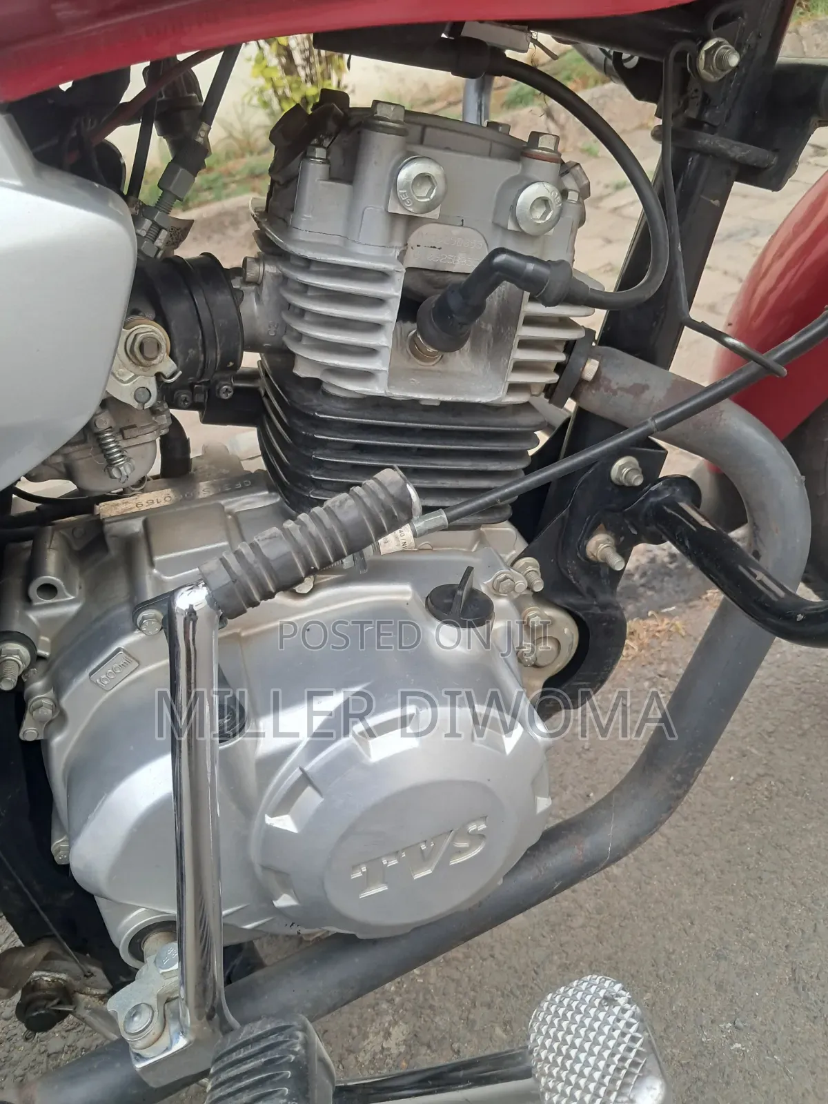 TVS HLX 125 2025 Red