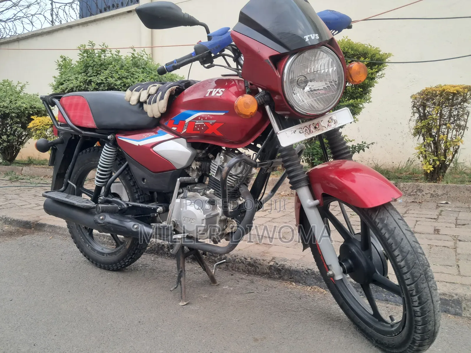 TVS HLX 125 2025 Red