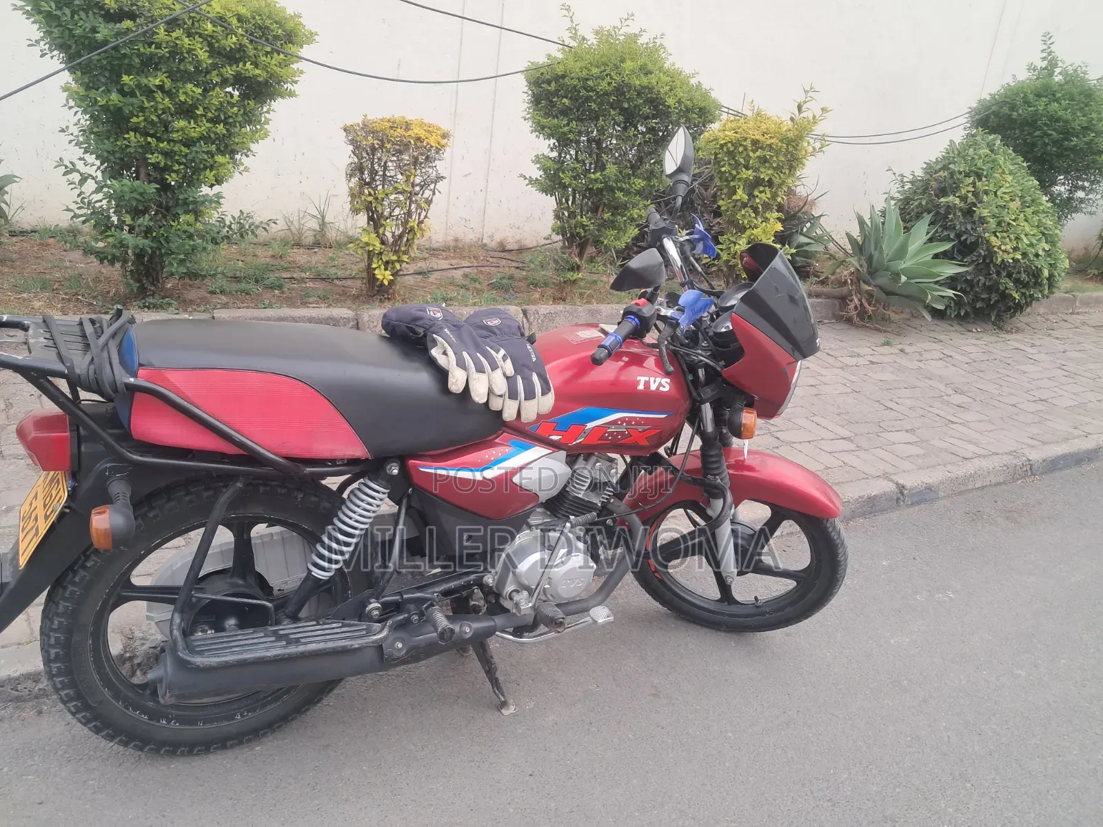 TVS HLX 125 2025 Red