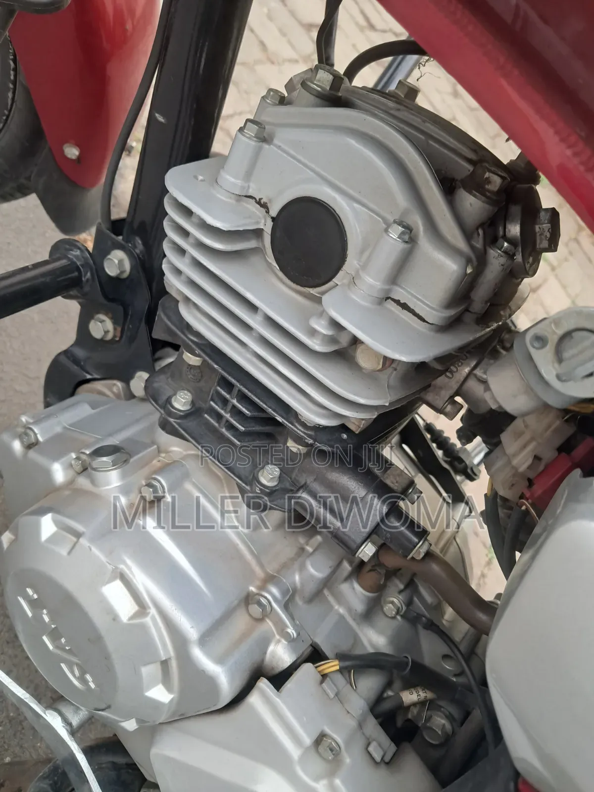 TVS HLX 125 2025 Red