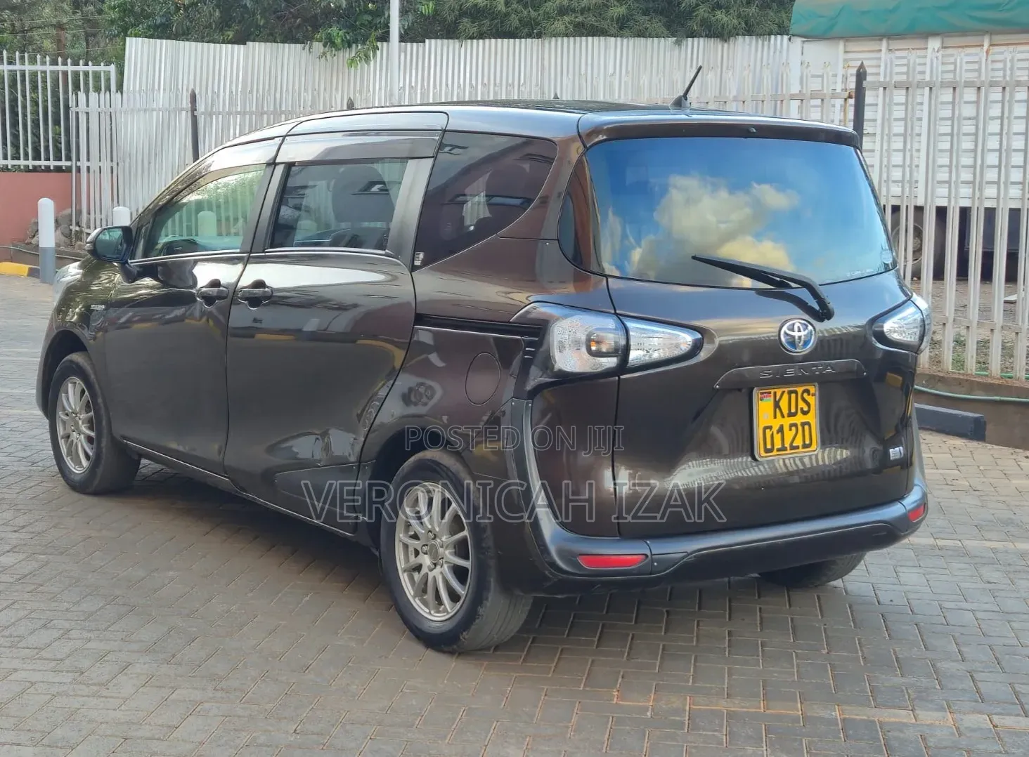 Toyota Sienta 2017 Brown