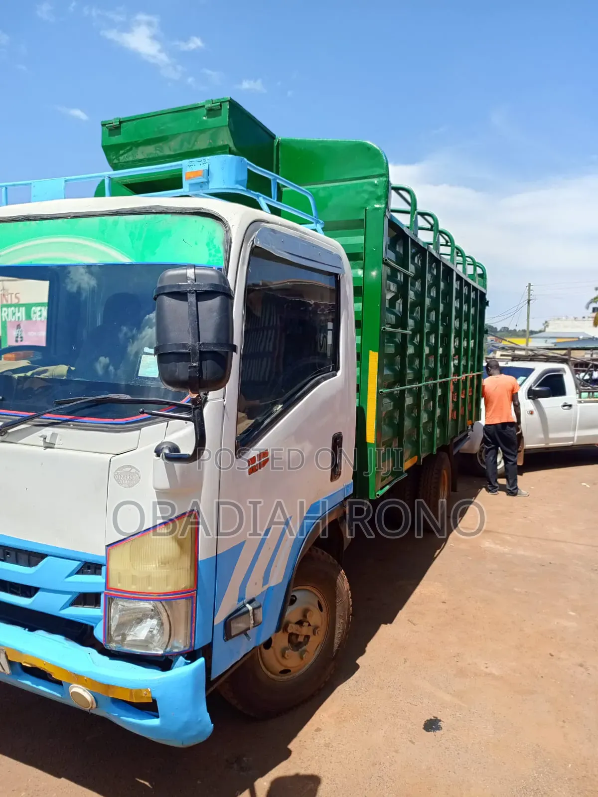 Isuzu ElF.