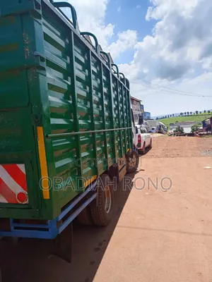 Isuzu ElF.